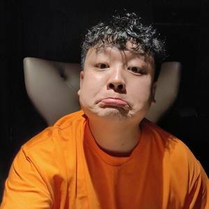 灿