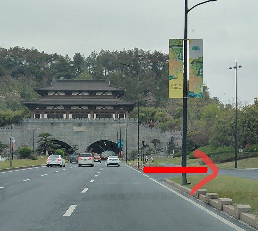 青山湖畔山是山