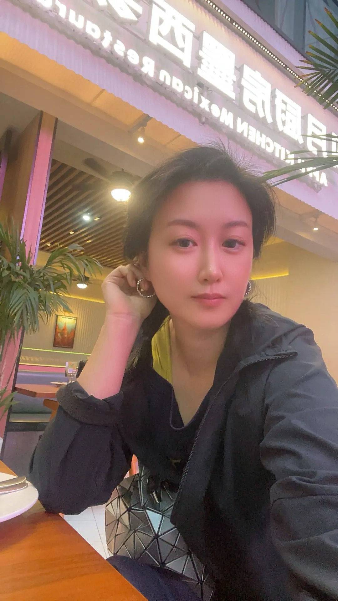 Alice爱丽丝travaille