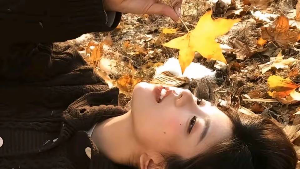 ，