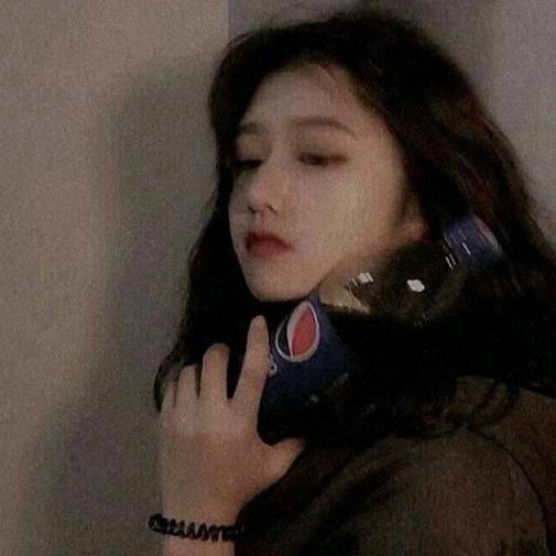 王周周.